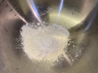 3、鸡蛋饼,面粉准备50g