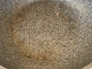 5、鸡蛋饼,冷锅热油，锅内刷一层油