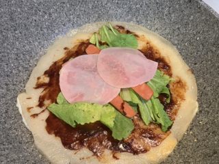 13、鸡蛋饼,放入2片火腿片