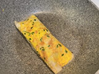 14、鸡蛋饼,把蛋饼卷起来，对半切开，出锅