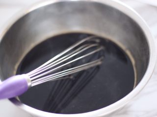 3、红糖发糕，蒸的好吃不上火！,将开水加入红糖中，将其溶化。