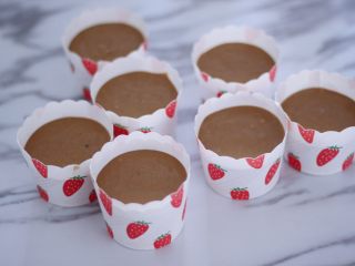 6、红糖发糕，蒸的好吃不上火！,将面糊倒入纸杯中，八分满