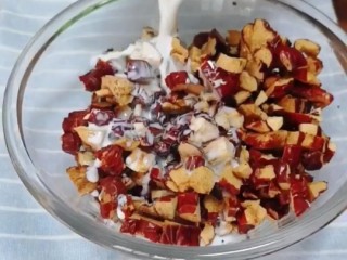 2、红枣枸杞蛋糕,加入牛奶泡起来