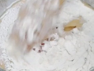 10、红枣枸杞蛋糕,翻拌均匀