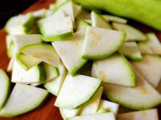 1、醋熘西葫芦,中等大小的西葫芦洗干净切片备用。