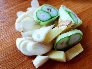 3、醋熘西葫芦,葱姜蒜分别切好备用。