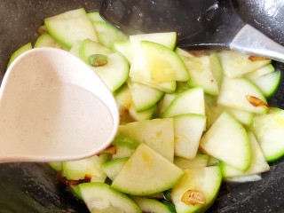 6、醋熘西葫芦,如果比较干可以适量加一点点开水。