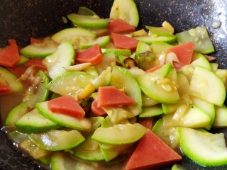 11、醋熘西葫芦,翻炒均匀即可关火。