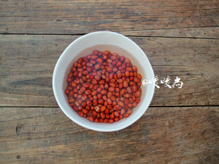1、香芋红豆汤,红豆冲洗干净冷水浸泡4小时以上。