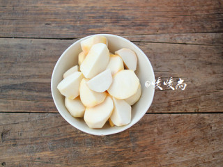 2、香芋红豆汤,芋头洗净去皮切滚刀块。