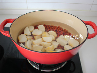 3、香芋红豆汤,浸泡后的红豆、芋头放进汤锅内，加足水，大火烧开转小火煮30分钟。