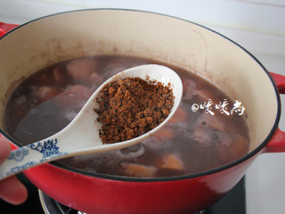 4、香芋红豆汤,待红豆煮至出沙后后调入红糖（约30分钟）。