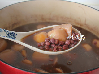 5、香芋红豆汤,用汤勺稍微搅拌一下，小火继续煮5分钟关火，沙沙糯糯的红豆芋头糖水就煮好了。