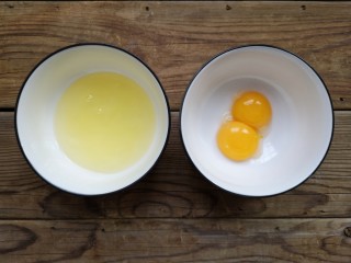 2、舒芙蕾——给你做舒芙蕾的人 一定很爱你,将蛋白和蛋黄分离,分别放入无水无油的容器中