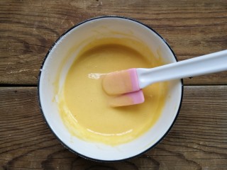 5、舒芙蕾——给你做舒芙蕾的人 一定很爱你,将筛入低筋面粉慢慢的搅拌,让蛋黄糊达到浓稠的状态;