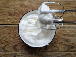 6、舒芙蕾——给你做舒芙蕾的人 一定很爱你,在蛋白中分三次加入白糖,用打蛋器打至干性发泡。