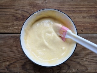 8、舒芙蕾——给你做舒芙蕾的人 一定很爱你,用硅胶刮刀上下翻拌。