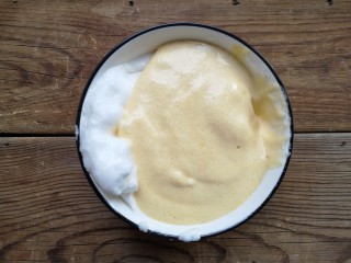 9、舒芙蕾——给你做舒芙蕾的人 一定很爱你,将翻拌好的蛋黄糊加入到剩下的2/3蛋白霜中。