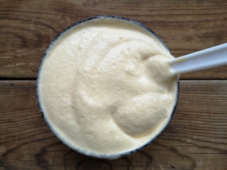 10、舒芙蕾——给你做舒芙蕾的人 一定很爱你,用硅胶刮刀上下翻拌至均匀。