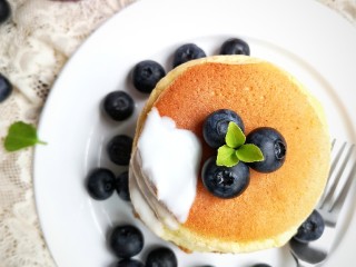 17、舒芙蕾——给你做舒芙蕾的人 一定很爱你,舒芙蕾就是集网红、经典流传一体的甜品,它质地轻盈,口感温柔,里面大量的空气让它每一寸皮肤都在呼吸。