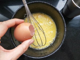 3、虾皮奶酪蛋羹,加1.5倍温水，我习惯用蛋壳直接当量具。加三蛋壳水。