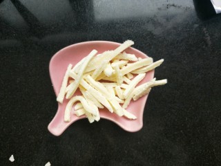 4、虾皮奶酪蛋羹,准备大约10克奶酪，再切碎一些