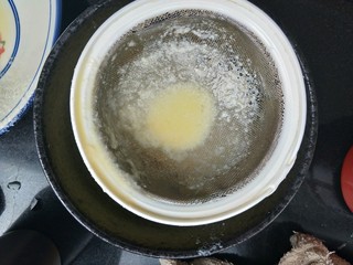 6、虾皮奶酪蛋羹,倒入鸡蛋液里，搅拌均匀，然后过滤一遍