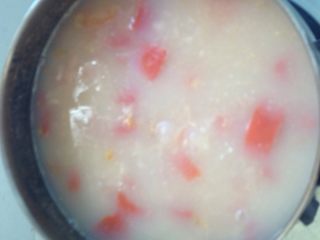 5、番茄牛肉粥,番茄软烂，肉沫熟后，加入盐巴。关火。