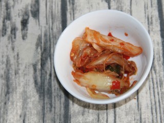 2、辣白菜鸡蛋腊肠炒饭,辣白菜