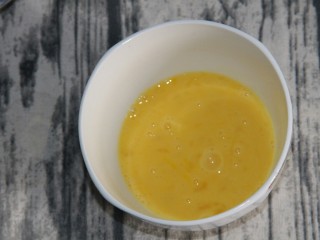 5、辣白菜鸡蛋腊肠炒饭,搅匀