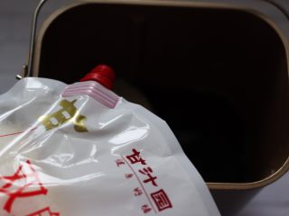 3、菠菜双色花样小馒头卷,面包桶里加入称重后的100克面粉和50克菠菜汁，再加入10克克甘汁园双碳白砂糖和1克酵母，听说是无硫的比较健康，而且不容易变色，特别好溶解。