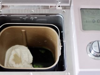 4、菠菜双色花样小馒头卷,最后加入酵母后，启动面包机的和面程序。