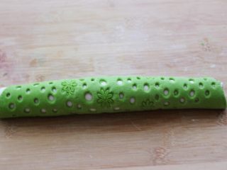 11、菠菜双色花样小馒头卷,面皮卷好以后，把收口放在下面。