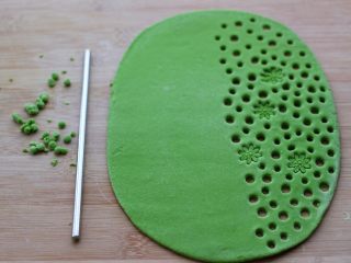 9、菠菜双色花样小馒头卷,把绿色的面片的一侧，用吸管扎出不规则的圆孔，我用的是这种吸管，亲们可以用自己喜欢的工具来操作哈。