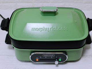 15、菠菜双色花样小馒头卷,然后盖上锅盖，中火烧开，高火蒸12分钟关火，焖5分钟后即可。