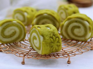 16、菠菜双色花样小馒头卷,蒸好啦，出锅咯，超级美腻有木有，只是菠菜汁和的面经过高温蒸熟，没有原来那么绿了呀，不过这个颜色我也超级喜欢。