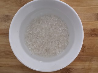 2、番茄丝瓜补钙粥,先把大米，用水浸泡30分钟