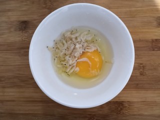 14、番茄丝瓜补钙粥,把鸡蛋磕入碗中，放入虾米，盐