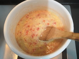 21、番茄丝瓜补钙粥,用铲子，快速搅拌至，鸡蛋虾米液凝固，断生