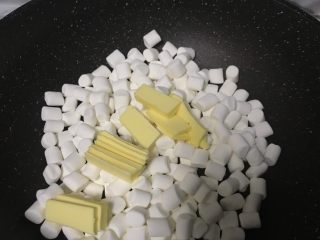 1、超好吃零食雪花酥,黄油和棉花糖一起放入不粘锅内