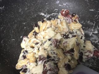 6、超好吃零食雪花酥,用刮刀稍微拌匀，关火