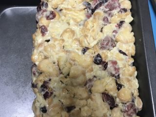 7、超好吃零食雪花酥,放入金盘中，用擀面杖擀平压平