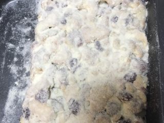 8、超好吃零食雪花酥,趁热筛一层奶粉，翻面再筛一层，拿起来把四周也粘上奶粉