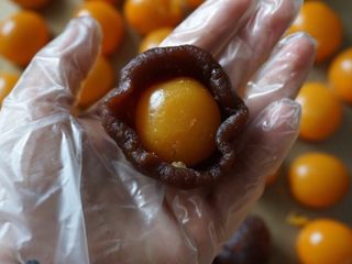 1、蛋黄酥,买回来的袋装咸蛋黄，都是生的，在用以前，我们要先用朗姆酒浸泡一下，然后放烤箱中，上下火150度，烤五分钟!蛋黄不用考的时间太长，这个时间，这个温度，蛋黄刚刚熟，而蛋黄的油还都含在咸蛋黄里边，等最后烤出的蛋黄酥才会最香