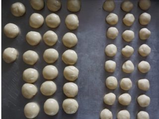 2、蛋黄酥,将油酥面团也平均分成十份