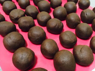 3、蛋黄酥,松弛面团的时候，将150克豆沙馅平均分成十份，拿一份豆沙馅按扁，里边包上咸蛋黄