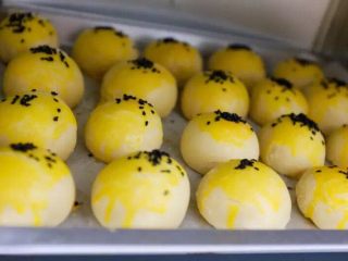 5、蛋黄酥,进入烤箱