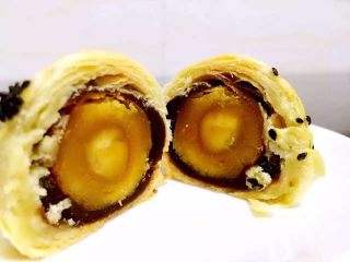 7、蛋黄酥,纯手工制作【蛋黄酥】每一颗都是我用心制作，里面全是我满满的爱，香酥可口，层层叠叠