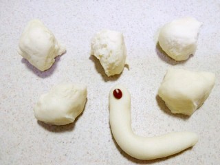 8、花样馒头~小蜗牛馒头,取白色面团拖搓成图中状态，作为蜗牛的身体