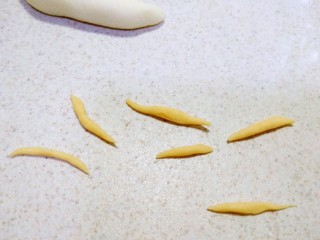 14、花样馒头~小蜗牛馒头,取黄色面团，搓成小细条状